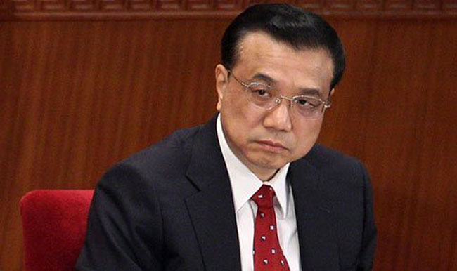  Ông sinh trưởng tại huyện Định Viễn, Lý Khắc Cường đã trải qua 4 năm lao động chân tay tại Tập đoàn sản xuất Đông Lăng tại tỉnh An Huy. Vào năm 1978, ông vào Đại học Bắc Kinh, nơi ông tốt nghiệp đại học Luật và Kinh tế. Vào những năm 1980 và 90, Lý Khắc Cường làm Bí thư Liên hiệp sinh viên Toàn trung Quốc, sau đó giữ vị trí trong đảng tại Trung ương Đoàn Thanh niên Cộng sản. Vào năm 1999, ông được bổ nhiệm Chủ tịch tỉnh Hà Nam và sau đó Chủ tịch Hội đồng Nhân dân tỉnh Hà Nam. Từ đó, ông tới Liêu Ninh trước khi đặt chân vào Thường trực Bộ Chính trị vào năm 2007.