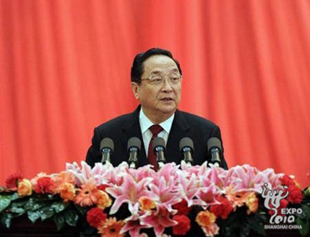 4 Ông Du Chính Thanh, ủy viên Ban Thường vụ Bộ Chính trị Trung Quốc khóa 18, sinh năm 1945, tốt nghiệp Đại học Kỹ thuật quân sự  Harbin, chuyên về điều khiên tự động tên lửa đạn đạo. Du Chính Thanh từng giữ vị trí Tổng giám đốc, Phó Chủ tịch và thành viên của Tập đoàn Quỹ Xã hội Tàn tật Trung Quốc trước khi tham gia chính trị tại Tỉnh Sơn Đông. Ông từng là Thị  trưởng Thanh Đảo, tỉnh Sơn Đông rồi làm Bộ  trưởng Xây dựng vào năm 1997. Năm 2007, ông làm Bí thư Thành ủy Thượng Hải, thành phố lớn nhất về tài chính và kinh doanh tại Trung Quốc.