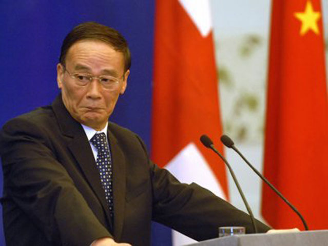 Ông sinh năm 1948 tại Thiên Tân, được đưa đi làm việc tại xã Fengzhuang, huyện Yan An, tỉnh Thiểm Tây, trước khi làm việc tại Bảo tàng Thiểm Tây. Sau khi tốt nghiệp Đại học Tây Bắc về lịch sử, Vương bắt đầu nấc thang chính trị với vị trí hàng đầu trong Trung tâm nghiên cứu phát triển nông thôn thuộc Hội đồng Nhà  nước vào những năm 80, trước khi nhập vào Tập đoàn  đầu tư và tín dụng Nông thôn Trung Quốc.  Sau đó Vương tham gia Ngân hàng Nhân dân Trung Quốc và Ngân hàng Xây dựng Trung Quốc trước khi giữ vị trí cấp cao tại Quảng Đông và  Hải Nam. Vào năm 2004, ông làm Thị trưởng Bắc Kinh, đóng vai trò then chốt trong việc tổ chức Olympic Bắc Kinh năm 2008.