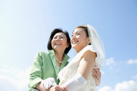 Dung bảo biết rằng, bố mẹ chồng làm theo tập tục thôi nhưng nếu tập tục không cần thiết và hợp thời thì nên bỏ, nhất là khi điều đó làm tổn hại đến lòng tự trọng và danh dự của cô cùng gia đình. 