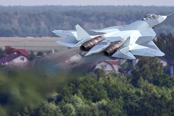 Mẫu thử đầu tiên tiêm kích thế hệ thứ năm Sukhoi PAK FA T-50 cất cánh lần đầu tháng 1/2010 và chính thức được giới thiệu trong Triển lãm hàng không Moscow 2011.