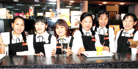 Trinh (thứ 2 từ trái sang) cùng các đồng nghiệp tại quán cà phê