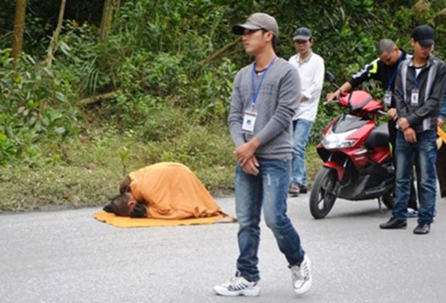 Trước đó, trên hành trình “Nhất bộ nhất bái”, đoàn hộ tống nhà sư đã nhiều lần “gây hấn” đánh đuổi những người dân địa phương nơi họ đi qua. Dù bất bình với thái độ, hành động hung hãn của đoàn tháp tùng này, nhưng đa số những người dân và Phật tử địa phương đều cảm phục ý nghĩa cao cả của hành trình “Nhất bộ nhất bái” của vị sư nói trên.