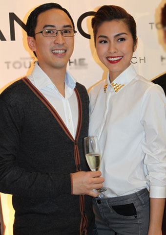 Trước đó, xuất hiện tại cửa hàng thời trang mới tại TP HCM tối 16/11 vợ chồng Tăng Thanh Hà thật rạng rỡ với những nụ cười trên môi.