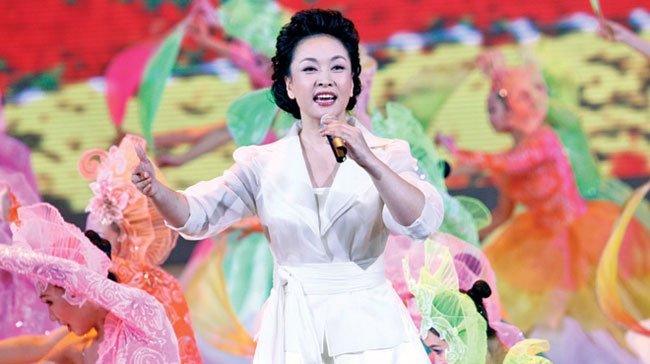 Nhan sắc hoàn hảo, giọng hát cao vút, sự nghiệp lẫy lừng, gia đình hạnh phúc, đó là những gì truyền thông Trung Quốc miêu tả bà Bành Lệ Viện, phu nhân của Tổng bí thư Tập Cận Bình.