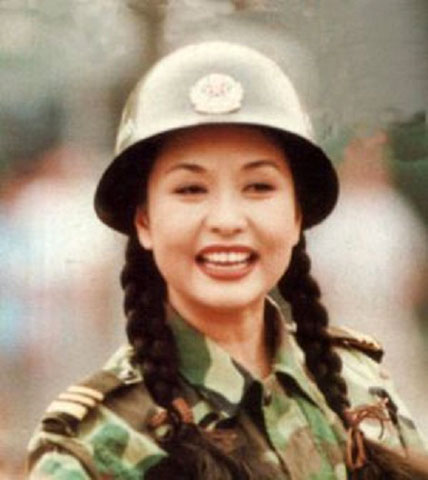 Theo Nhân Dân Nhật Báo, từ sau khi kết hôn với ông Tập vào năm 1987, bà Bành đã ngừng hát tại các sô diễn lớn, thù lao cao. Thay vào đó, bà thường xuyên biểu diễn trong các chương trình văn nghệ miễn phí cho người dân. 