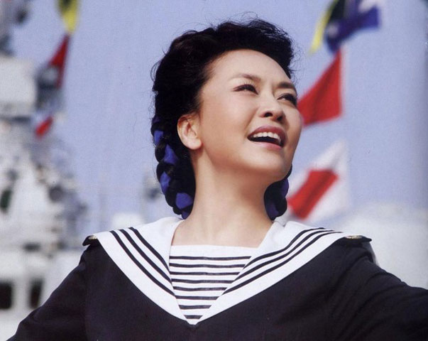 Không chỉ vậy, bà còn là thạc sĩ thanh nhạc dân tộc đầu tiên ở Trung Quốc, là thiếu tướng văn công trẻ tuổi nhất nước. Hiện bà là trưởng Đoàn Ca múa nhạc giải phóng quân Trung Quốc.