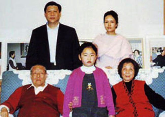 Trong khi mọi người đều biết về phu nhân nổi tiếng của Tổng bí thư Trung Quốc Tập Cận Bình thì những thông tin về Tập Minh Trạch, con gái duy nhất của họ dường như rất hiếm. Trong ảnh, Tập Minh Trạch (giữa) chụp ảnh chung với ông bà, bố mẹ.