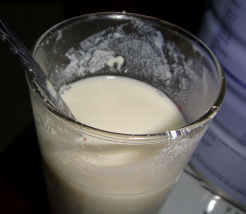 Hộp sữa PediaSure BA của Abbott khi pha anh Thành phát hiện sữa không tan hết.