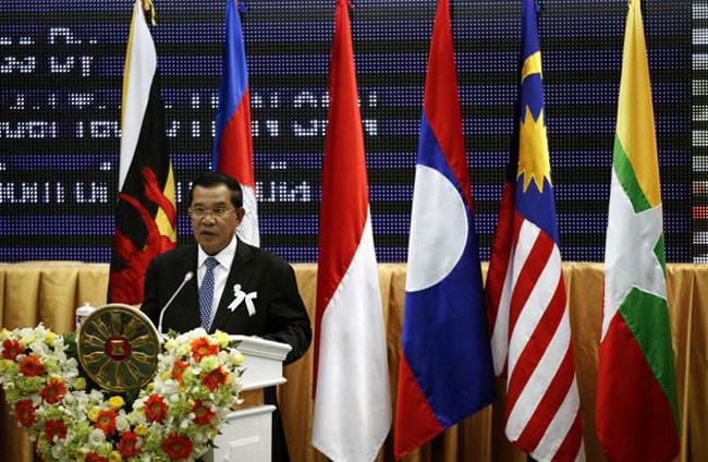 Tờ Japan Times ngày 19/11 đưa tin, nước chủ nhà tổ chức Hội nghị Thượng đỉnh ASEAN, Campuchia đã quyết định hạn chế đề cập tới vấn đề tranh chấp lãnh hải giữa Nhật Bản với Trung Quốc và Hàn Quốc trong bản dự thảo tuyên bố của Chủ tịch hội nghị được chuẩn bị sẵn và công bố sau khi hội nghị kết thúc tại Phnom Penh.
