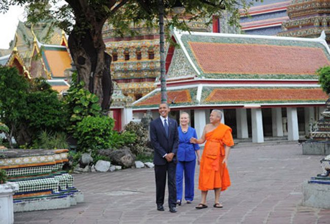 Hôm qua, ông Obama đã đến Thái Lan trong chuyến thăm Đông Nam Á mà ông chọn làm địa điểm công du đầu tiên sau khi tái đắc cử. Ông đã cùng Ngoại trưởng Hillary Clinton tới thăm ngôi chùa nổi tiếng Wat Pho nổi tiếng ở thủ đô Bangkok. 