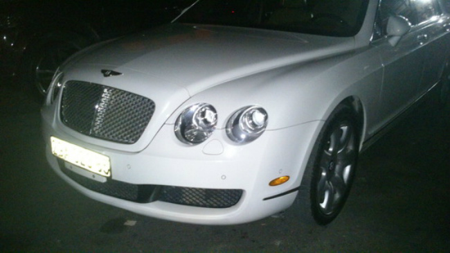 Cận cảnh chiếc siêu xe Bentley màu trắng sang trọng trị giá gần chục tỷ đồng của 