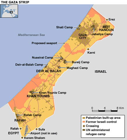 Trong khi đó, trên thực địa, quân đội Israel tiếp tục đẩy mạnh các cuộc tấn công bằng cả đường bộ và đường không trong   ngày thứ 6 liên tiếp vào dải đất hẹp do phong trào Hồi giáo vũ trang Hamas kiểm soát từ năm 2006. Theo các nguồn tin mới nhất, chỉ riêng trong ngày tấn công thứ 6 (19/11) đã có thêm ít nhất 10 người thiệt mạng, nâng tổng số người chết do không kích của Israel lên tới 91 người và hơn 400 người bị thương. Bản đồ dải Gaza. Đồ họa: Noisypost