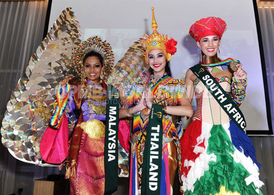 Phần thi rất được mong đợi là phần thi Trang phục Dân tộc cũng đã công bố những người chiến thắng. Hoa hậu Thái Lan tiếp tục tỏa sáng và giành HCV, HCB thuộc về người đẹp tới từ Nam Phi trong khi một đại diện của Đông Nam Á là Malaysia giành HCĐ. Phần thi này rất được mong đợi với những trang phục mang bản sắc của mỗi quốc gia trên toàn thế giới.