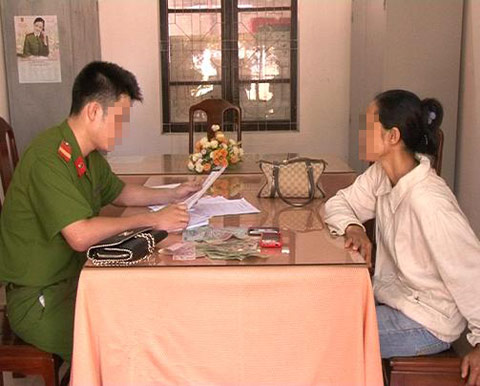 Ngỡ rằng việc mình làm không có dấu vết nhưng chính thái độ của Trân đã tự tố cáo mình khi công an vào cuộc điều tra. Xấu hổ với nhà chồng, cô con dâu còn phải đối diện với án tù với tội danh “Trộm cắp tài sản”.    