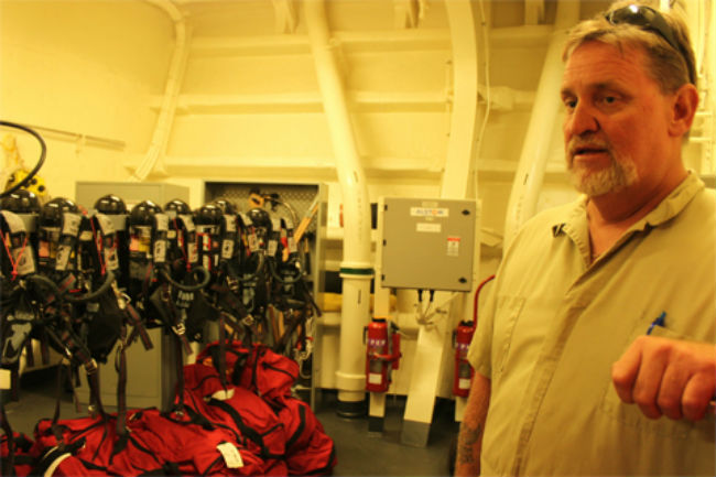 Thủy thủ trưởng David Floyd giới thiệu dụng cụ phòng và chữa cháy trên tàu. Theo ông Floyd, tàu USNS Richard E. Byrd còn có 4 tầng chứa hàng và thực phẩm phục vụ hậu cần chiến đấu.