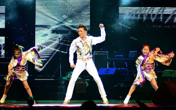  Tối qua 20/10, trong show của mình tại Hà Nội, Đàm Vĩnh Hưng cũng xuất hiện bên cạnh các vũ công nhí.