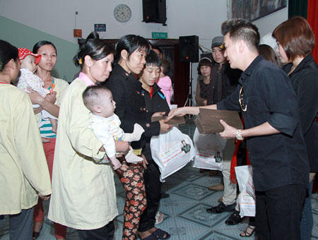 Ngày 19/11, Đàm Vĩnh Hưng đã tới thăm và tặng quà cho những em bé ở BV Nhi Trung ương, Hà Nội.