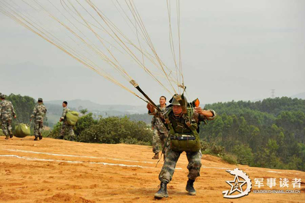 Hình ảnh lính dù Trung Quốc thực hiện kỹ năng tiếp đất điêu luyện.