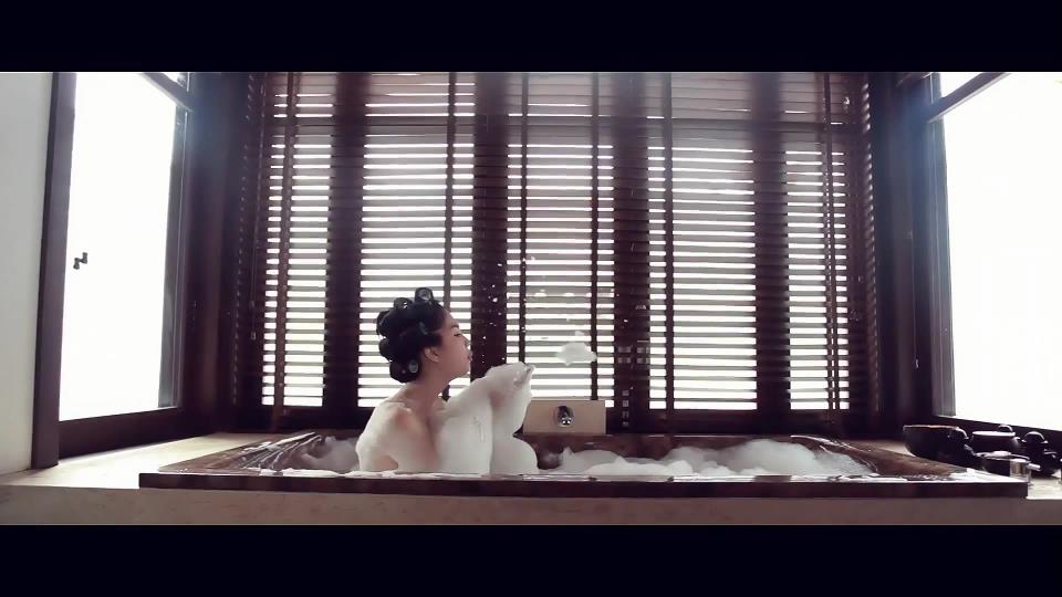 Cô nàng tự tin khoe nước da trắng ngần!