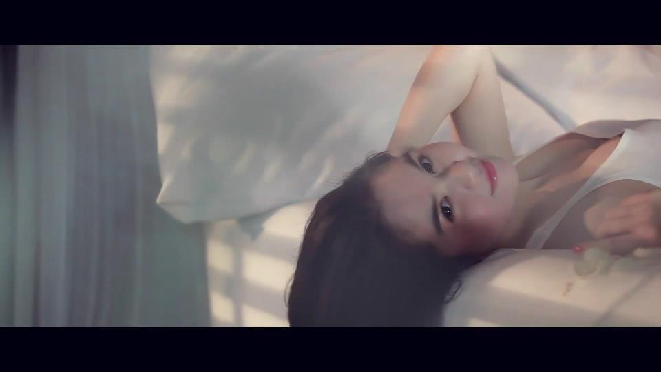 Một ngày làm việc của Ngọc Trinh kéo dài từ 9h sáng đến 8h tối, và công việc chủ yếu của cô là nghe điện thoại hỗ trợ, tư vấn cho khách hàng đến làm đẹp.