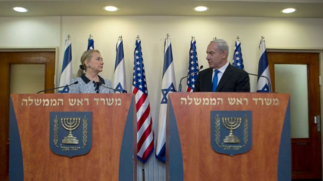 Ngoại trưởng Mỹ Hillary Clinton đã có cuộc gặp Thủ tướng Israel Benjamin Netanyahu ở Jerusalem sáng sớm 21/11. Khi bà Clinton tới Israel vào gần sáng, Israel đang tăng cường các đợt ném bom. Đạn pháo và tên lửa bắn từ các tàu ở ngoài khơi cũng dồn dập đổ xuống Gaza và không kích diễn ra với cường độ cứ 10 phút một đợt. Bà Clinton nhấn mạnh: 