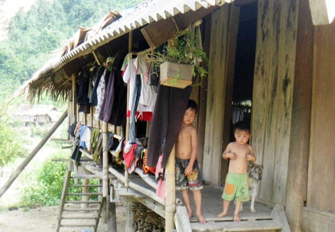Những đứa con Lử nheo nhóc vì thiếu ăn, thiếu mặc.