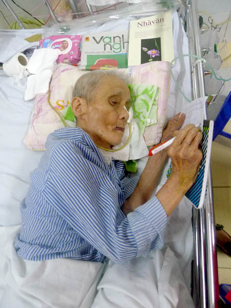 Dù đã ở tuổi 86 nhưng nhà thơ Hồ Khải Đại vẫn rất minh mẫn, ông thường viết giấy để trao đổi với mọi người mỗi khi nói chuyện.