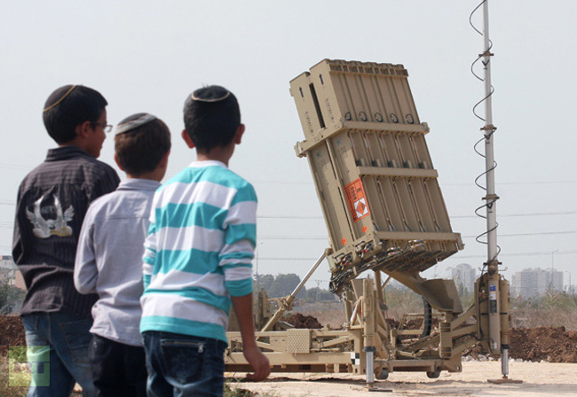 Do Iron Dome không thể chặn đứng hết tên lửa của Hamas, người dân Israel đã tìm cách tự bảo vệ mình bằng cách sử dụng phần mềm di động Red Alert (Cảnh báo đỏ) và Secure Spaces (Khu vực An toàn) để tránh đạn pháo từ Hamas. (Theo Đất Việt, Infonet)