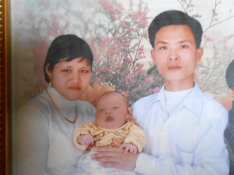Vợ chồng Phạm Văn Hưng bên con nhỏ thủa còn hạnh phúc