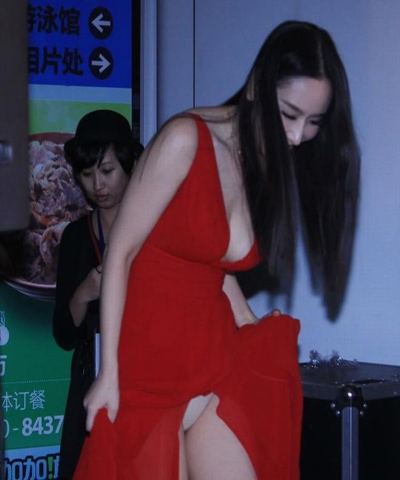 Tham dự một sự kiện được tổ chức tại Bắc Kinh, diễn viên nổi tiếng Tôn Ninh đã diện bộ váy đỏ với thiết kế không thể gợi cảm hơn...