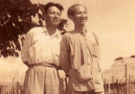 Nhà văn Nguyễn Tuân (phải) và nhà thơ Lưu Quang Thuận