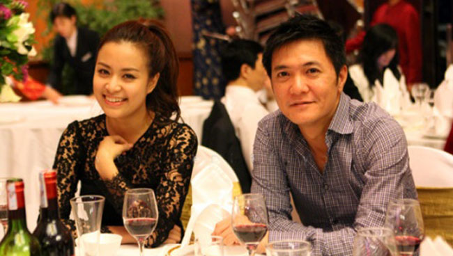  Từ năm 2010, Hoàng Thùy Linh liên tục tham gia các sự kiện cùng người đàn ông lạ mặt được cho là bạn trai của cô.