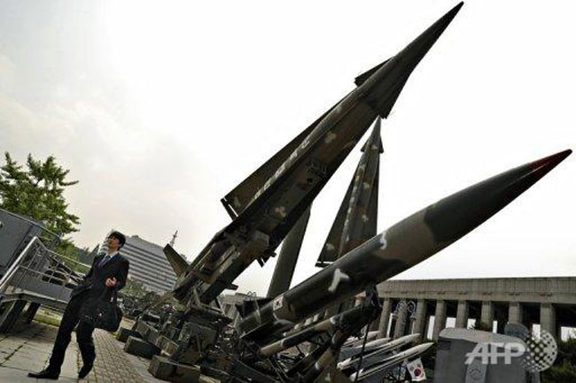 “Với việc duy trì tên lửa tầm xa này, quân đội của chúng tôi sẽ kiên quyết và triệt để trả đũa nếu Triều Tiên tiến hành hoạt động khiêu khích”, quan chức Hàn Quốc cảnh báo.
