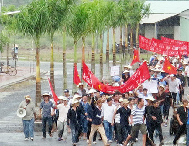  Tại các huyện Kế Sách, Long Phú, Mỹ Tú, thị xã Vĩnh Châu và thành phố Sóc Trăng xuất hiện các cuộc biểu tình rầm rộ.