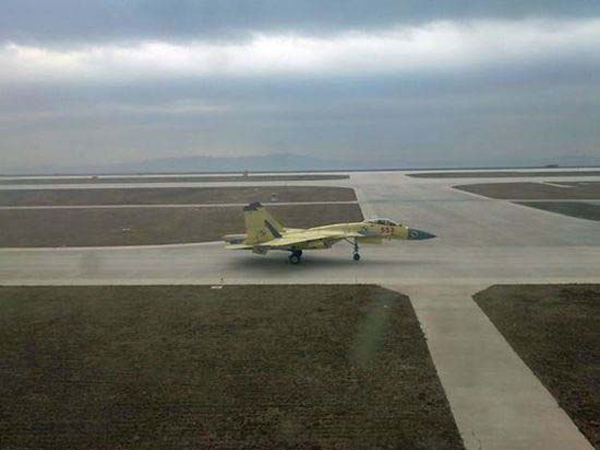 Khi những hình ảnh đầu tiên của máy bay này rò rỉ, người ta nhận thấy đây là 1 bản sao của Su -33 nhưng “cơ cấu bên trong” đã có sự nội địa hóa. Người Trung Quốc đã phải mất tới 10 năm để nghiên cứu và phát triển J-15...