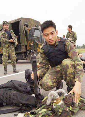 Việc huấn luyện của bộ đội đặc công Việt Nam gồm 2 hạng mục: huấn luyện nhà trường và huấn luyện thực chiến. Việc huấn luyện tại trường do các sĩ quan đặc công trực tiếp đảm nhiệm.