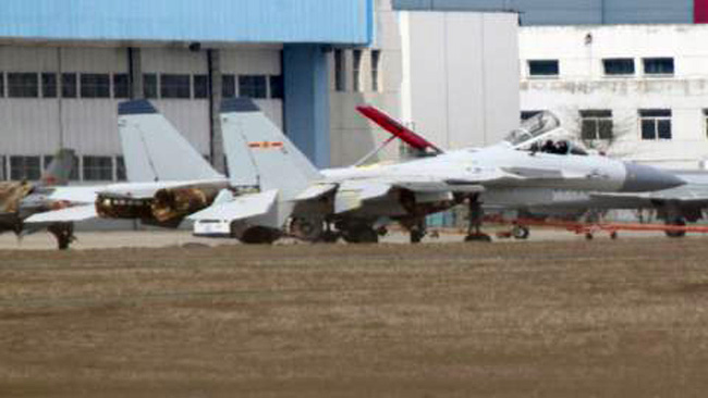 Cuối tháng 4/2012,  chưa đầy 2 tuần sau khi đưa ra các hình ảnh về tàu sân bay khiến dư luận chú ý, Trung Quốc lại tiếp tục công bố những hình ảnh máy bay tiêm kích J-15 được “chộp” từ bên ngoài nhà máy sản xuất máy bay Sơn Dương, đông bắc Trung Quốc.
