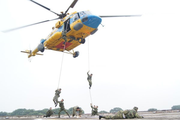 Hình ảnh lực lượng đặc công Việt Nam tham gia diễn tập đổ bộ từ trực thăng được đăng tải trên trang 