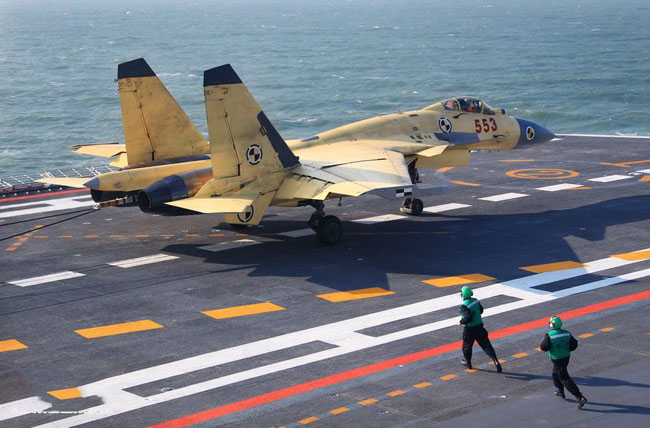 Ngày 25/11/2012, các phương tiện truyền thông của nhà nước và quân đội Trung Quốc đã chính thức công bố những hình ảnh được cho là chụp lại cảnh cất và hạ cánh thành công của các tiêm kích J-15 do nước này chế tạo từ tàu sân bay Liêu Ninh.