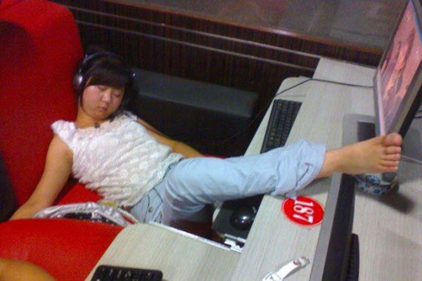 Có lẽ đây là hình ảnh quen thuộc của những con nghiện internet tại Trung Quốc, không hiểu cô gái này sẽ cảm thấy thế nào khi nhìn lại hình ảnh của mình lúc mơ màng ngủ...