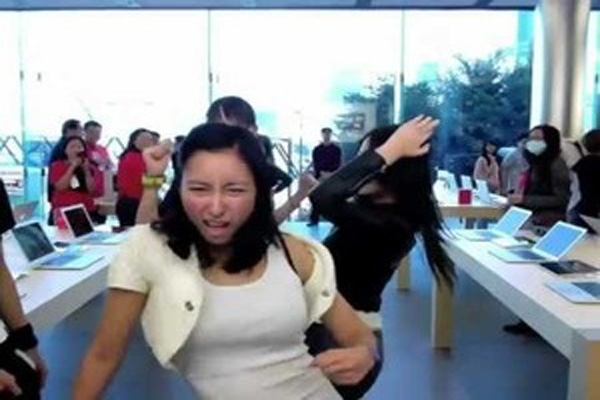 Một nữ nhân viên văn phòng có lẽ có khúc mắc với sếp nên ngay sau đó đã thể hiện thái độ trước ống kính camera của đồng nghiệp, một hình ảnh chứng tỏ phái nữ tại Trung Quốc cũng mang 
