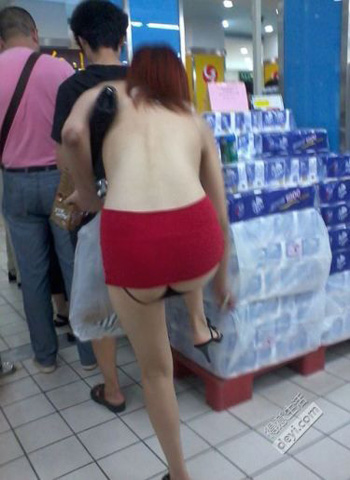 Nhiều người tại một siêu thị ở Trung Quốc đã được một phen tá hỏa khi chứng kiến một người đẹp diện bộ trang phục có một không hai... 