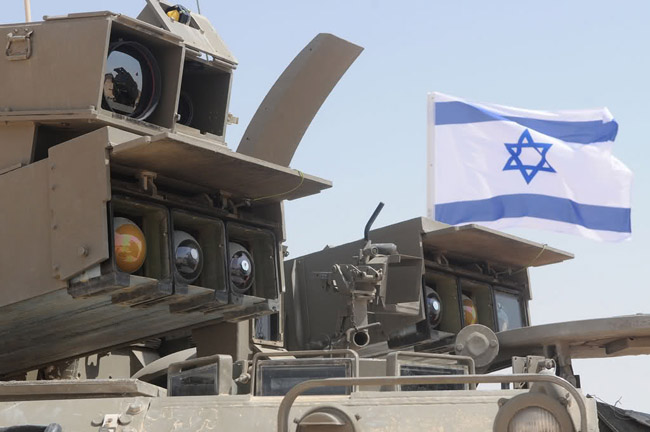 Theo kế hoạch ban đầu, hệ thống sẽ được thử nghiệm vào năm 2013. Tuy nhiên, lịch trình này được đẩy nhanh do “tình hình khẩn cấp chung”   ở khu vực. Các quan chức quốc Israel dự báo hệ thống sẽ đi vào hoạt động trong năm 2014. Dự kiến tới năm 2014, kho vũ khí phòng thủ biên   giới của Israel có thể đánh bại được các tên lửa Fajr, Fateh 100, M 600 và Zelzal thường được Hezbollah ở Lebanon mà Tel Aviv gọi là một   mối đe dọa cho an ninh quốc gia thường sử dụng.