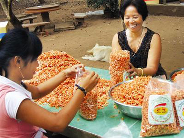 Ở Việt Nam, tôm nõn là một món ăn ưa chuộng của người dân nhiều tỉnh thành.