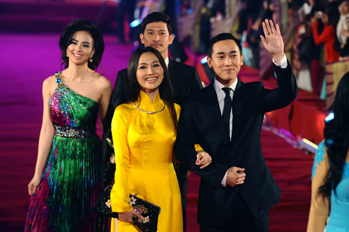  Kim Hiền còn diện áo dài mang đầy vẻ đẹp truyền thống của phụ nữ Việt