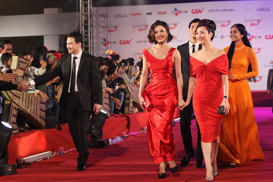 Vân Trang, Diễm My cũng lộng lẫy trong những bộ váy đỏ quyến rũ