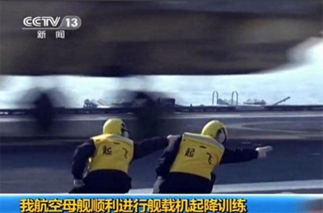  Sau khi đăng tải hoạt động của J-15 cất cánh trên tàu sân bay Liêu Ninh thì hình hai nhân viên trên tàu sân bay Liêu Ninh chỉ hướng cho một chiến đấu cơ đang gây nên cơn sốt ở Trung Quốc với tên gọi 