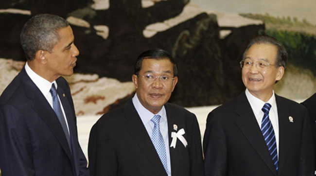 Trong một diễn biến khác, theo AP phân tích mối quan hệ từng êm ả của Bắc Kinh với một số nước Đông Nam Á hiện gặp sóng gió do tranh chấp trên biển, trong khi Myanmar, vốn phụ thuộc vào Trung Quốc, nay đong đưa với phương Tây. Và Mỹ thì đang trở lại.(Thủ tướng Trung Quốc Ôn Gia Bảo (phải) cùng Thủ tướng Campuchia Hun Sen (giữa) và Tổng thống Mỹ Barack Obama trong Hội nghị Cấp cao Đông Á tại Campuchia tuần trước. )