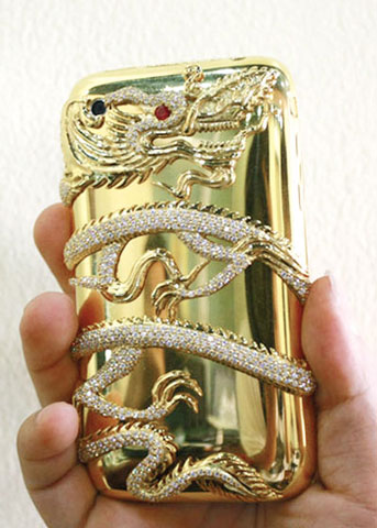 Các dòng điện thoại cao cấp dành cho đại gia như iPhone, Vertu cũng được đại gia Việt chọn loại mạ vàng, đính kim cương để khẳng định được sự sang trọng, đẳng cấp của mình.